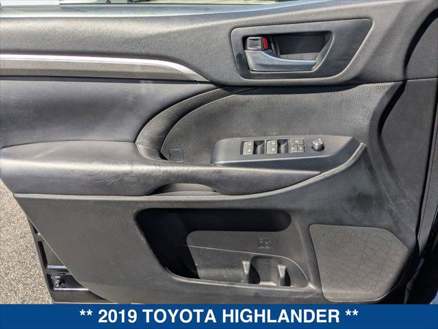 Used 2019 Toyota Highlander SE w/ Carpet Mat Package (TMS) image 10