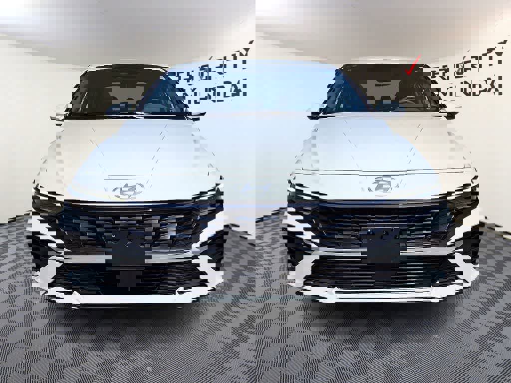 Used 2025 Hyundai Elantra SEL FWD image 2