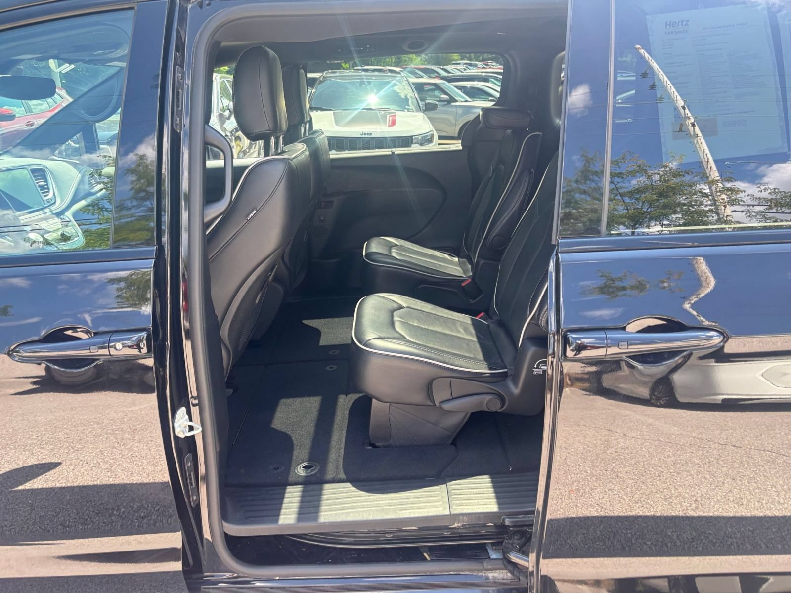 Used 2025 Chrysler Pacifica Limited FWD image 27