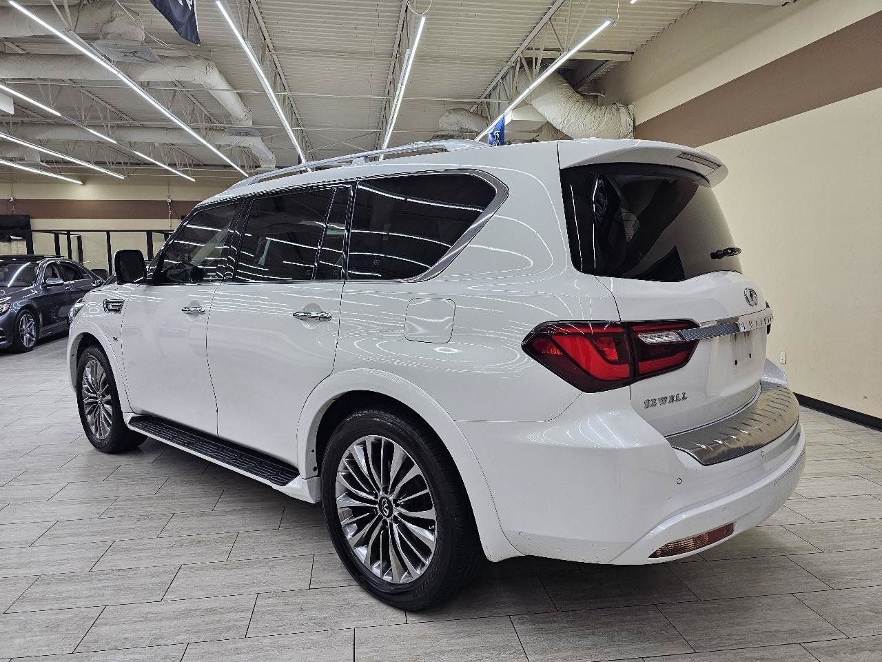 Used 2019 INFINITI QX80 Luxe w/ 22" Wheel Package AWD/4WD image 8
