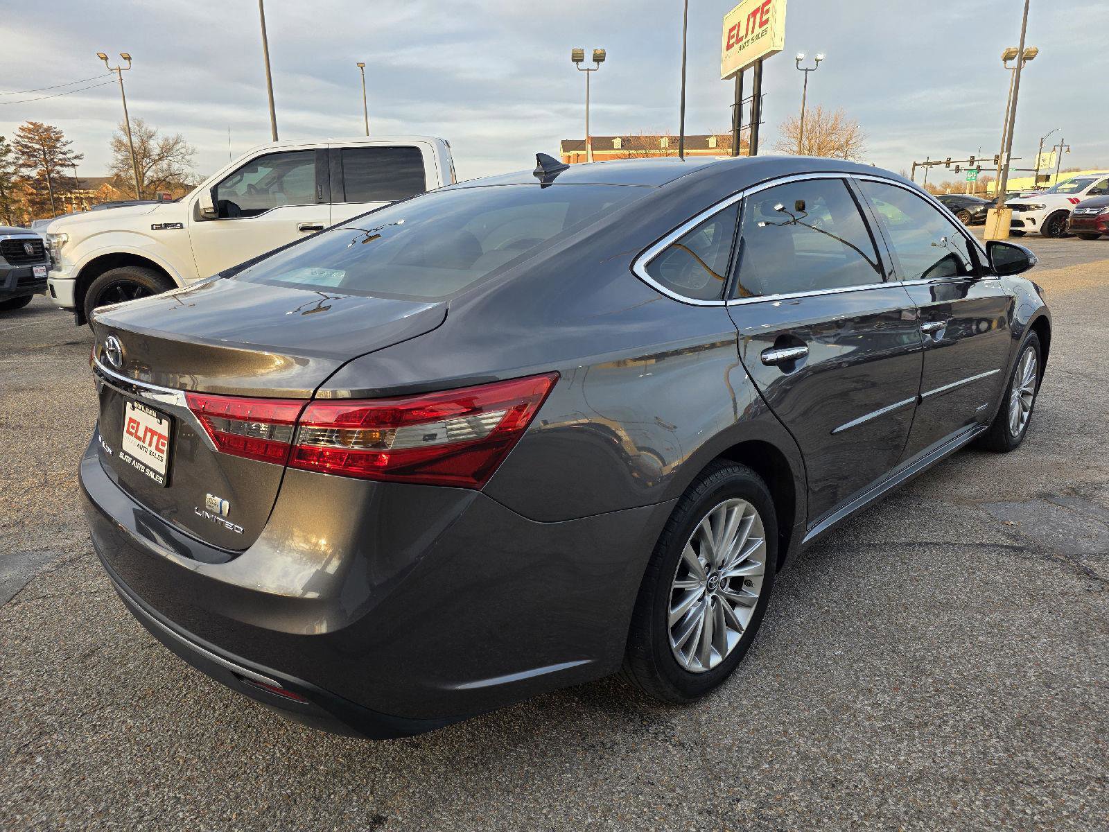 Used 2018 Toyota Avalon Limited image 5
