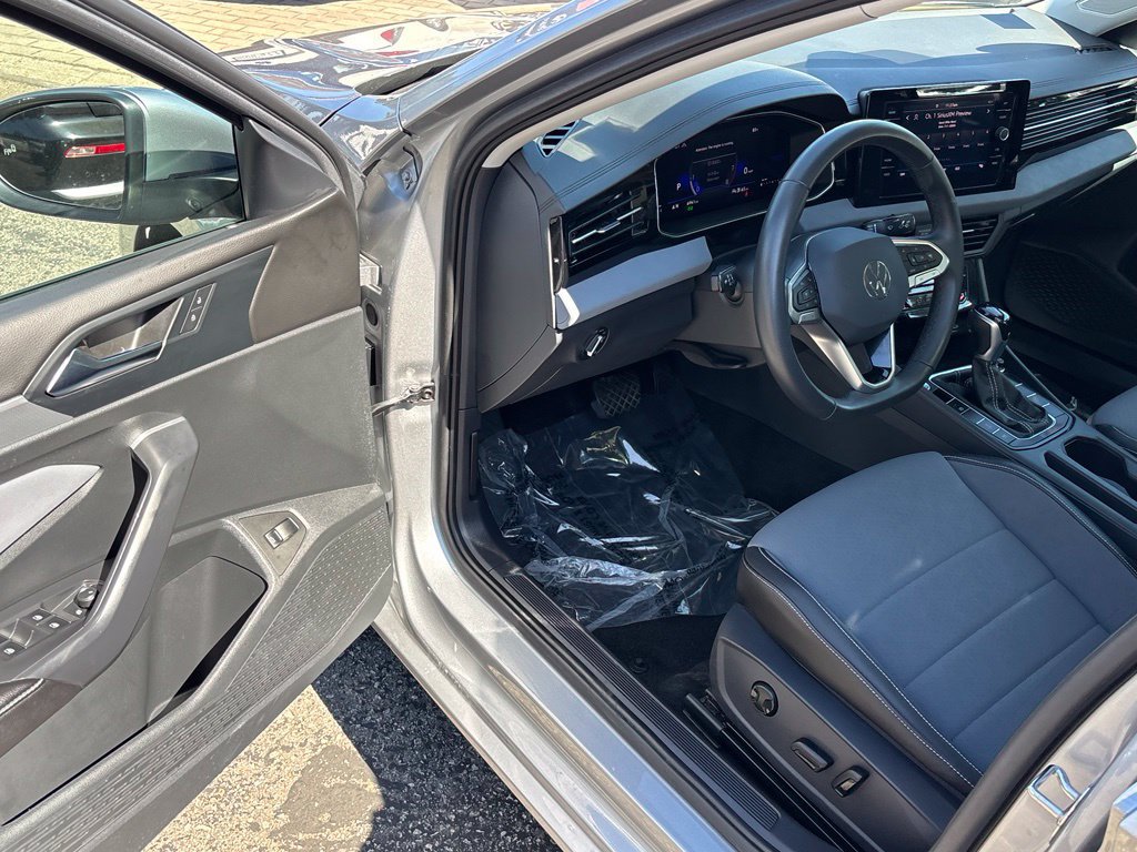 Used 2026 Volkswagen Jetta SE FWD image 16