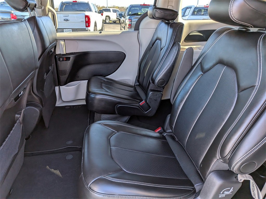 Used 2024 Chrysler Pacifica Touring-L image 14
