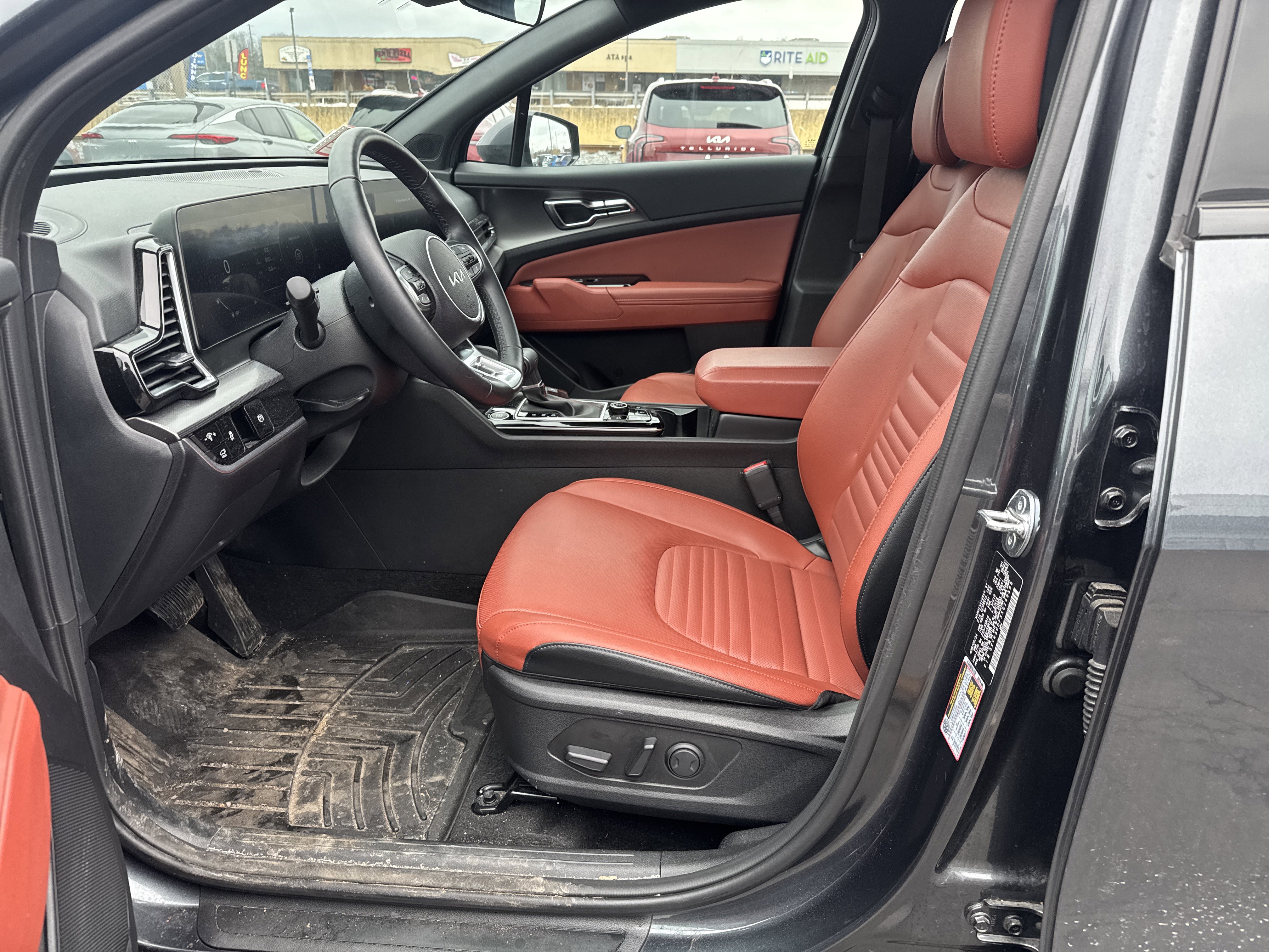 Used 2025 Kia Sportage SX image 12