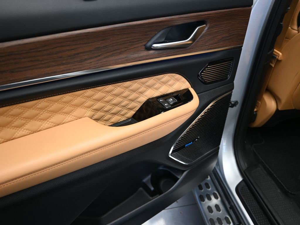 Used 2023 Jeep Grand Cherokee L Summit w/ Advanced Protech Group IV image 17