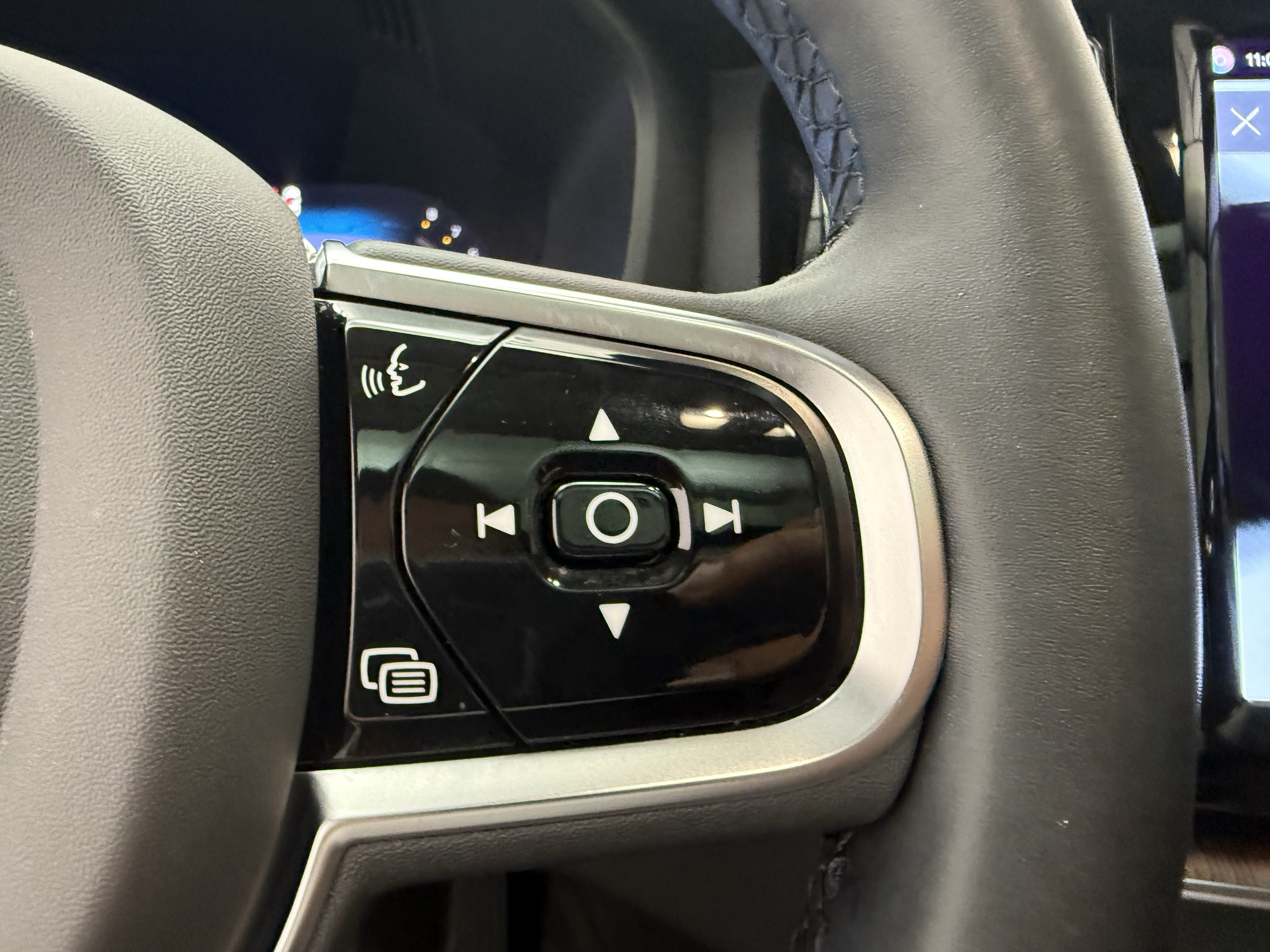 Certified 2023 Volvo XC60 B5 Plus w/ Climate Package AWD/4WD image 17