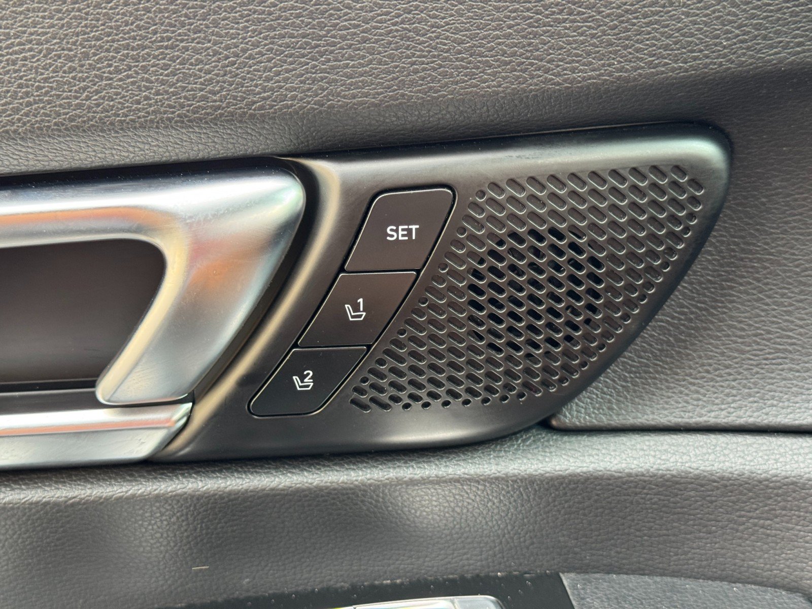 Used 2020 Kia Telluride SX w/ Towing Package FWD image 17
