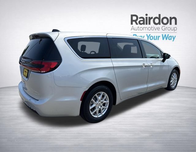 Used 2024 Chrysler Pacifica Touring-L FWD image 7