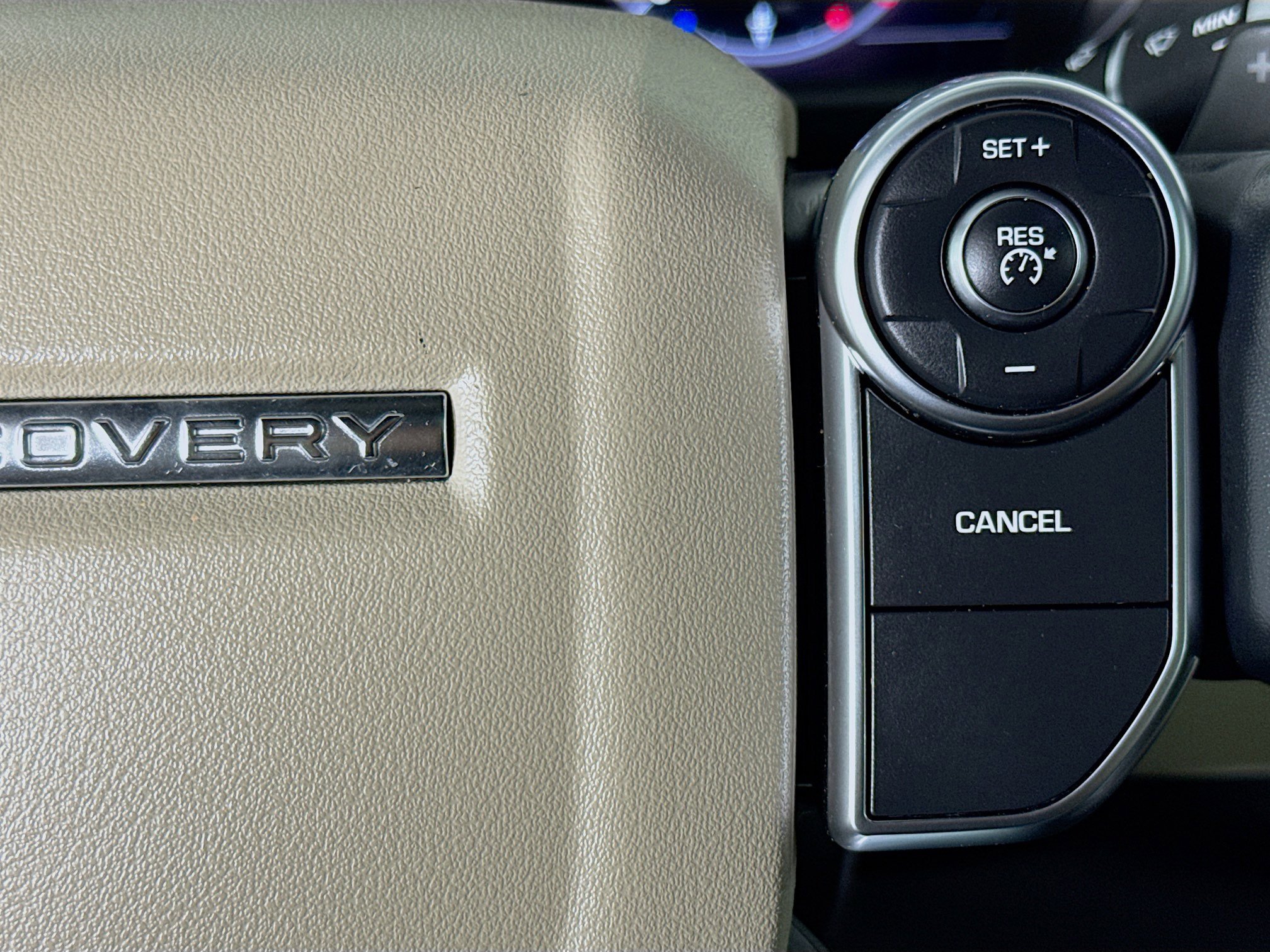 Used 2018 Land Rover Discovery HSE image 14