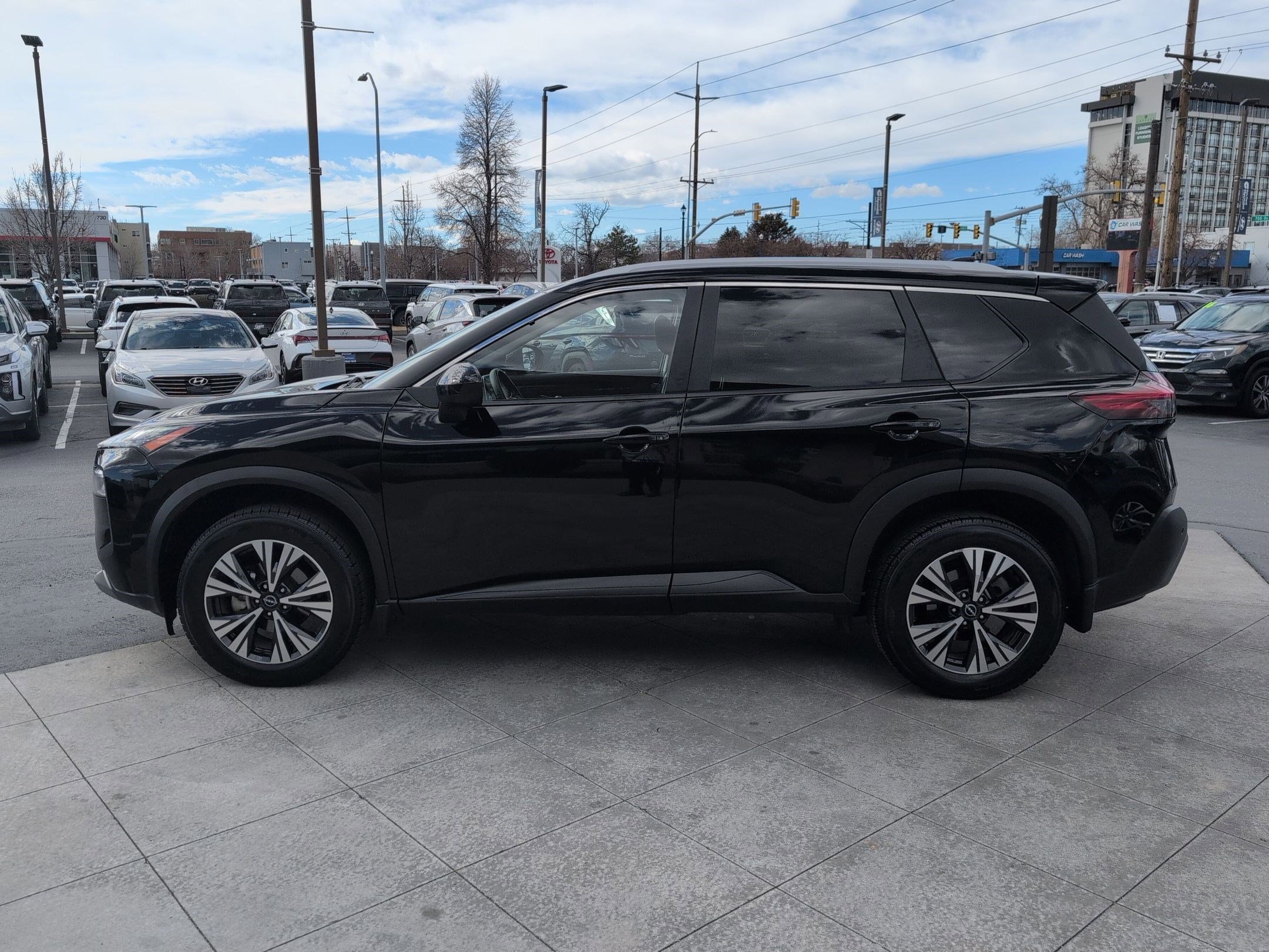 Used 2023 Nissan Rogue SV w/ SV Premium B Package image 9