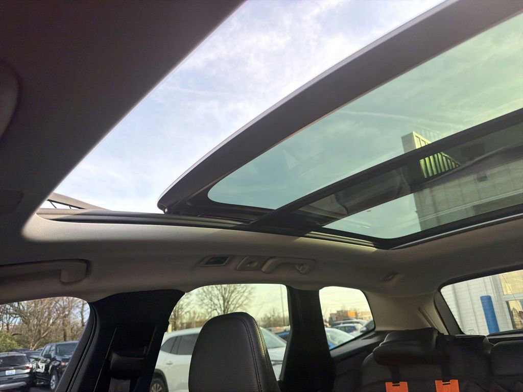 Used 2019 Volvo XC60 T5 Momentum w/ Premium Package image 12