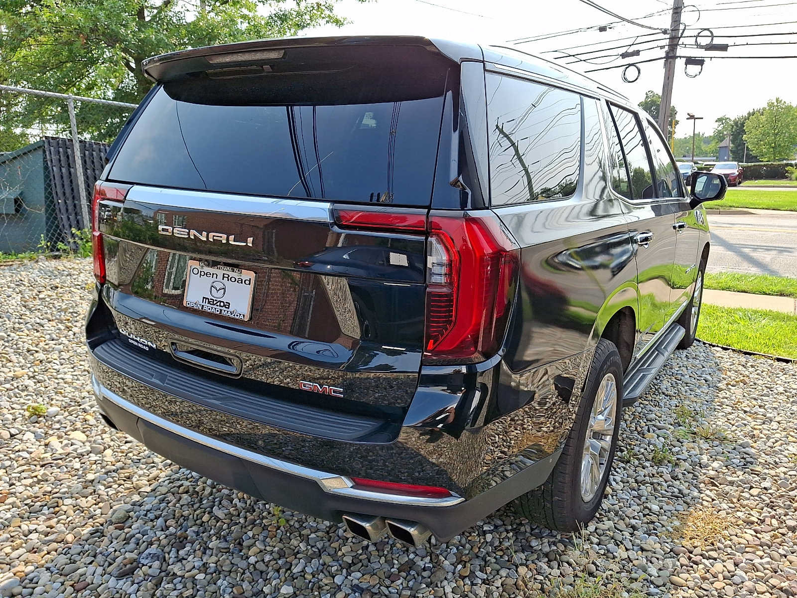 Used 2025 GMC Yukon Denali AWD/4WD image 4