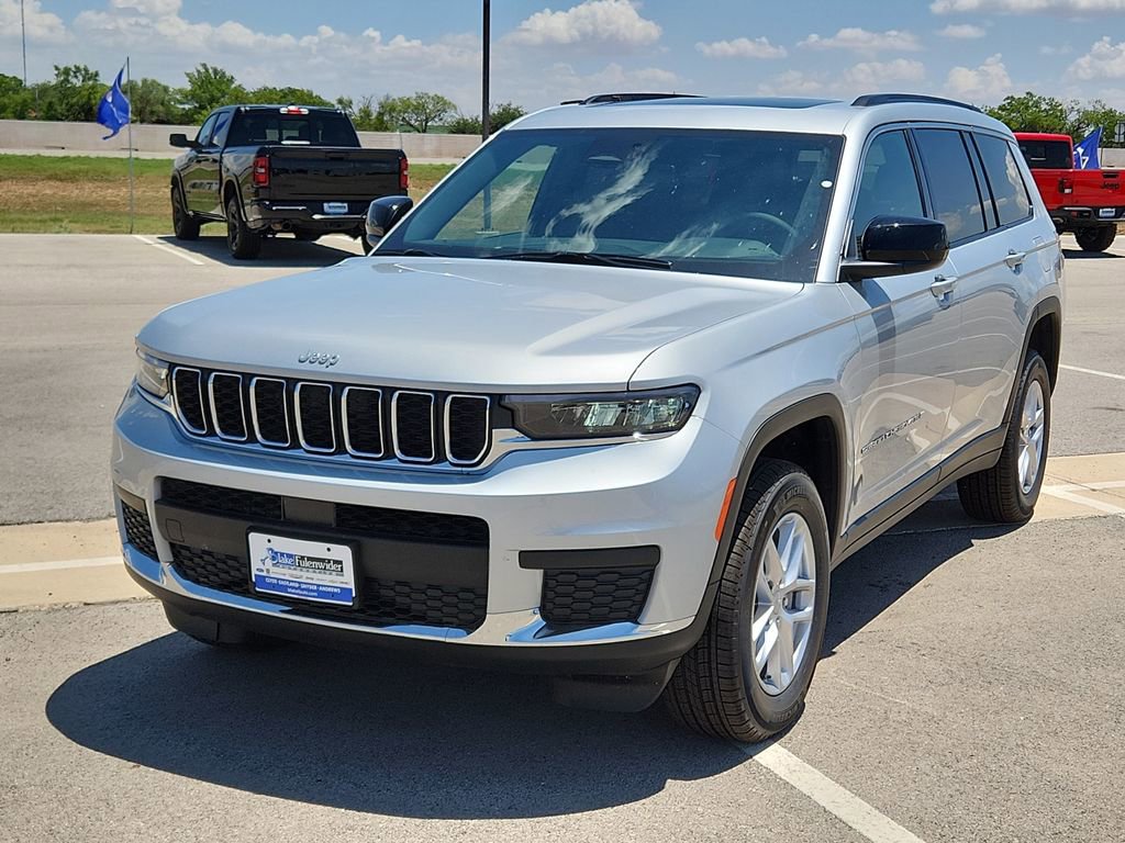 New 2025 Jeep Grand Cherokee L Laredo image 1