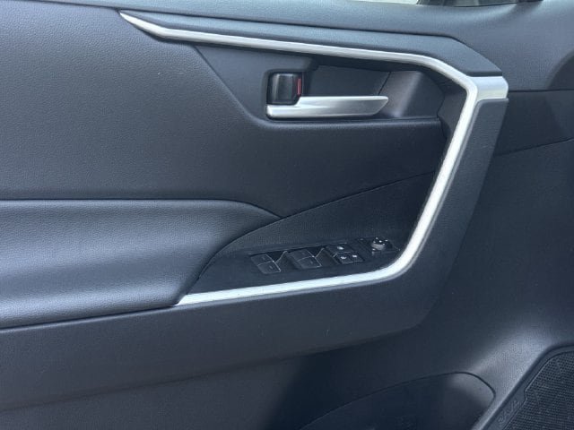 Used 2025 Toyota RAV4 XLE FWD image 25