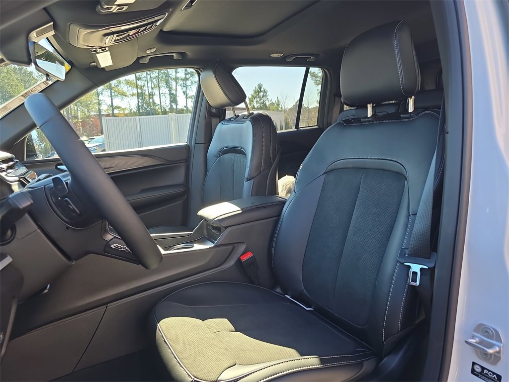 New 2025 Jeep Grand Cherokee Altitude image 15