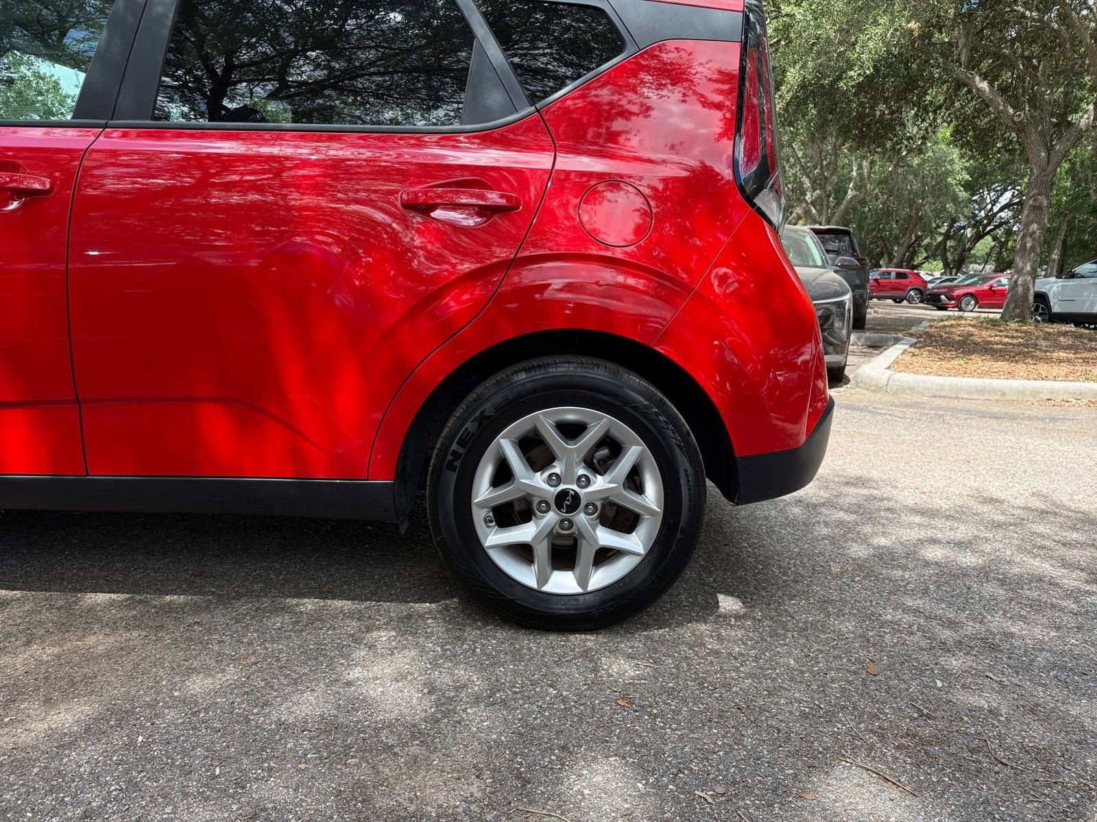 Used 2025 Kia Soul LX w/ LX Technology Package FWD image 16