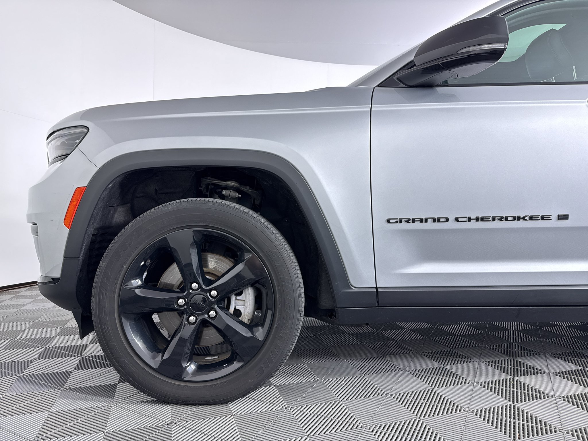 Used 2023 Jeep Grand Cherokee L Laredo AWD/4WD image 21