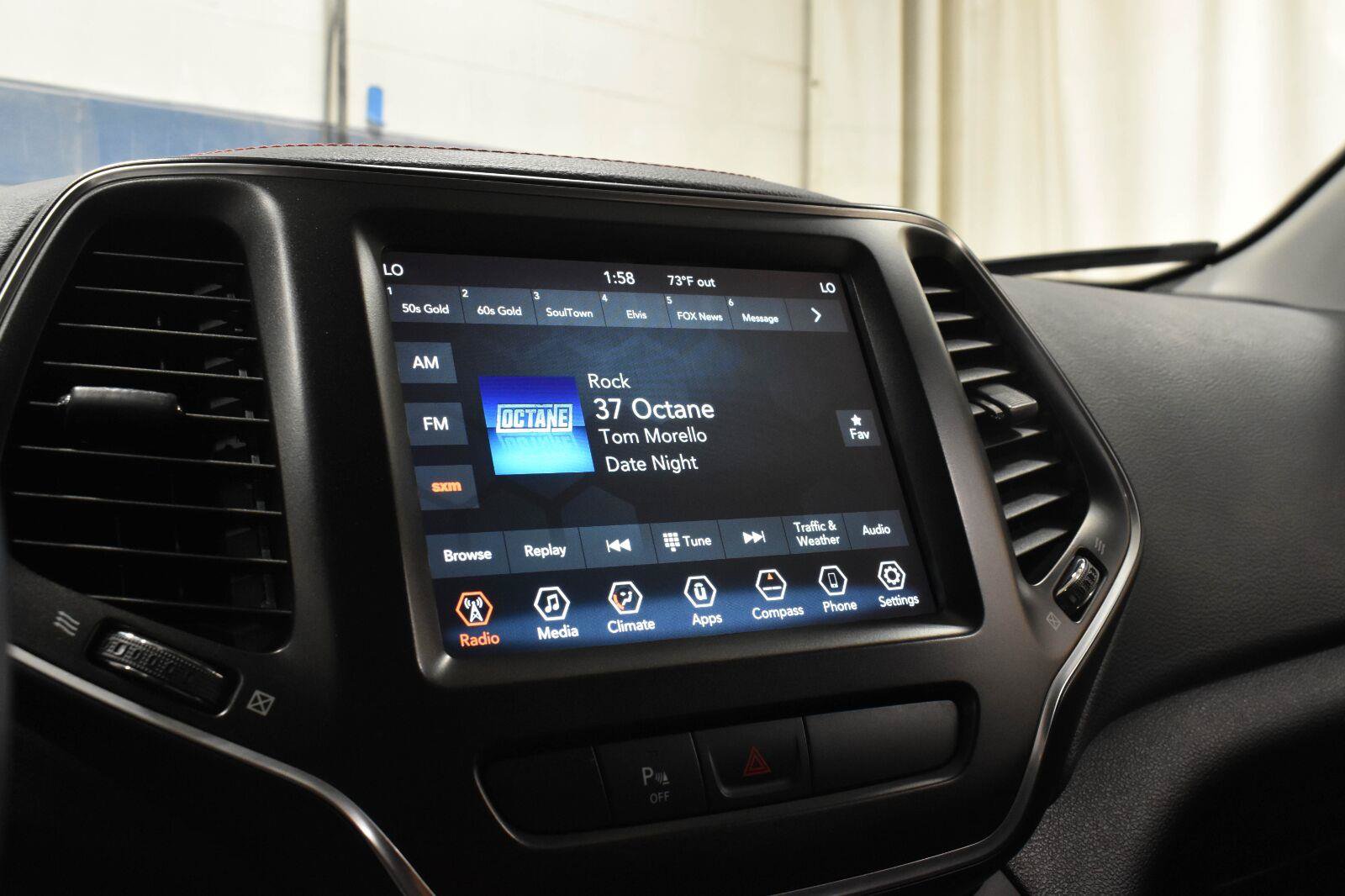 Used 2019 Jeep Cherokee Trailhawk AWD/4WD image 14