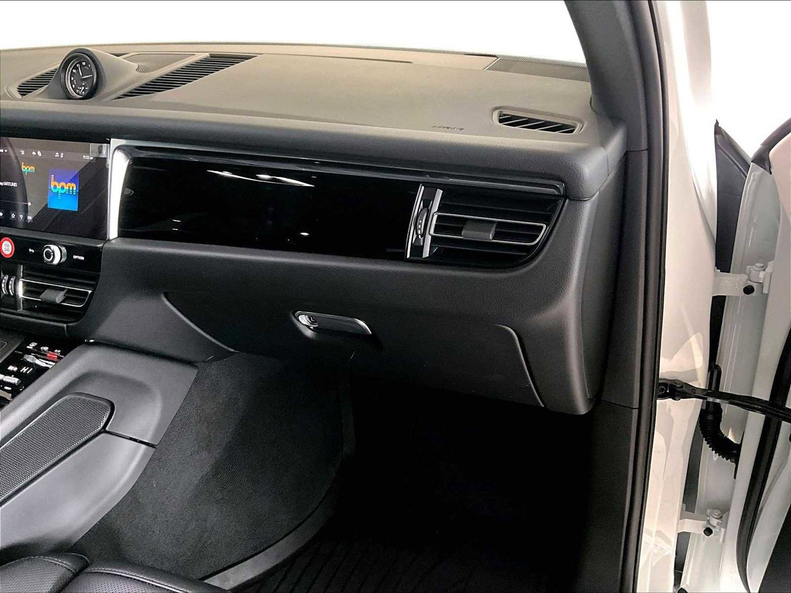 Used 2025 Porsche Macan image 23