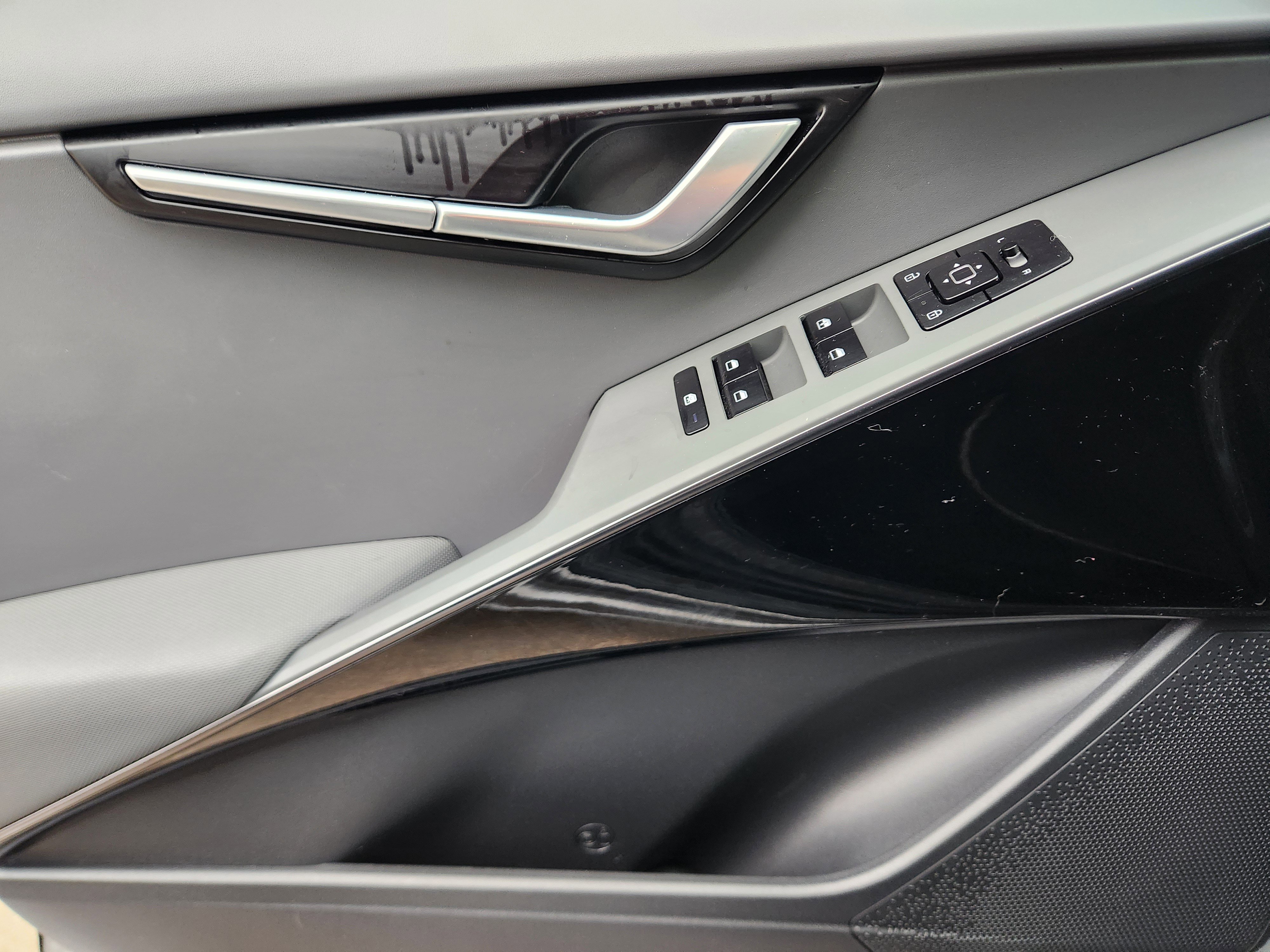 Used 2023 Kia Niro EX image 29