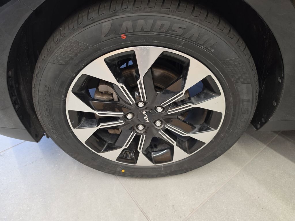 Used 2024 Kia Carnival EX image 33