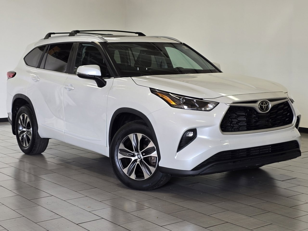Used 2023 Toyota Highlander XLE AWD/4WD image 2