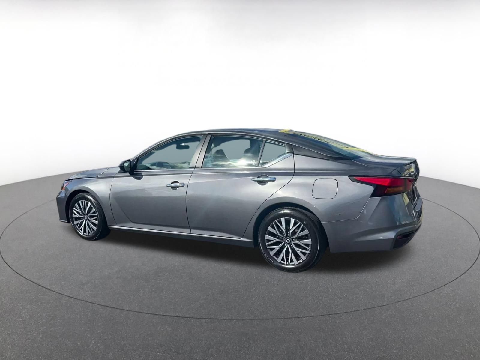 Used 2025 Nissan Altima 2.5 SV FWD image 9