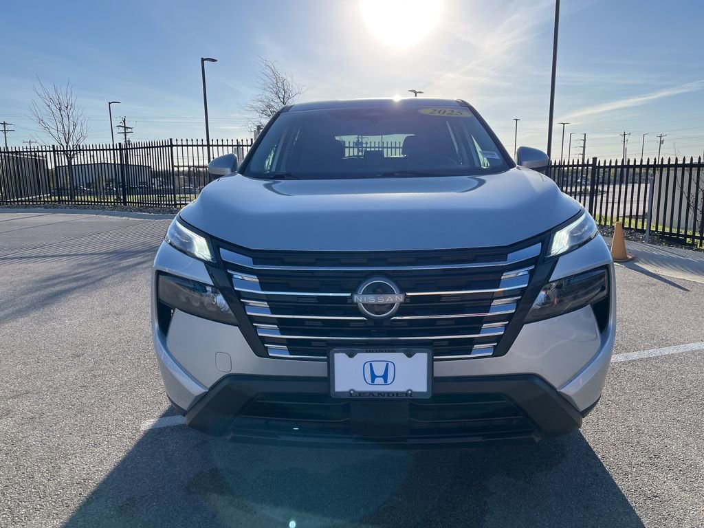 Used 2025 Nissan Rogue SV image 2