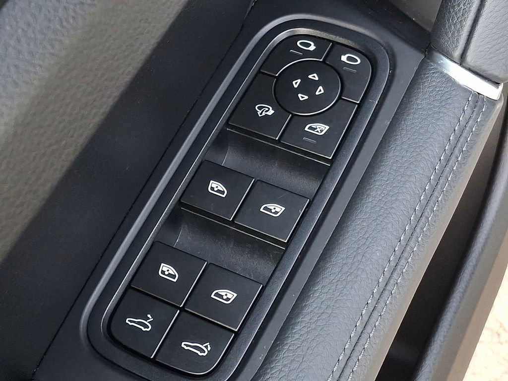 Used 2023 Porsche Cayenne w/ Premium Package image 24