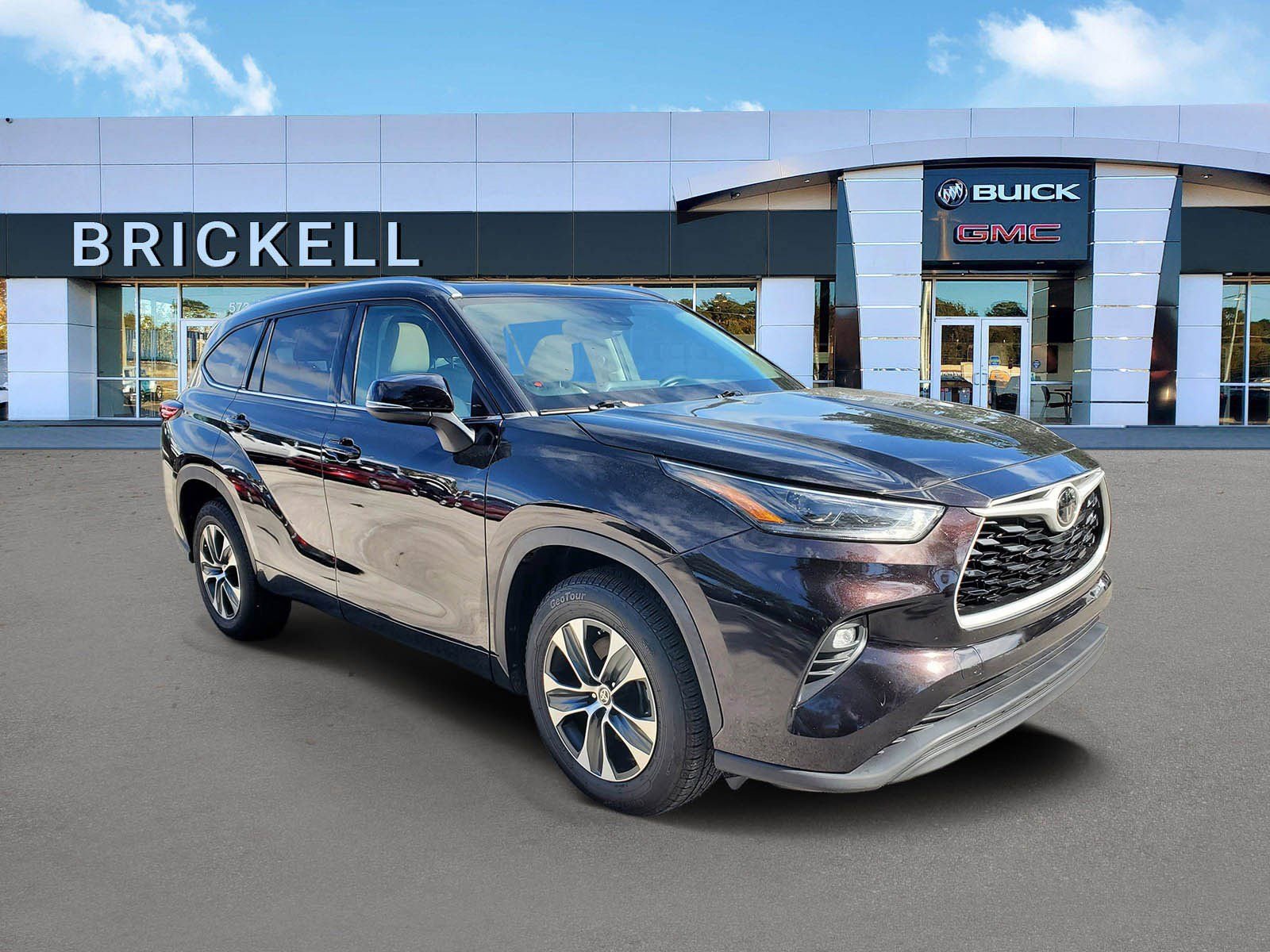 Used 2021 Toyota Highlander XLE image 2