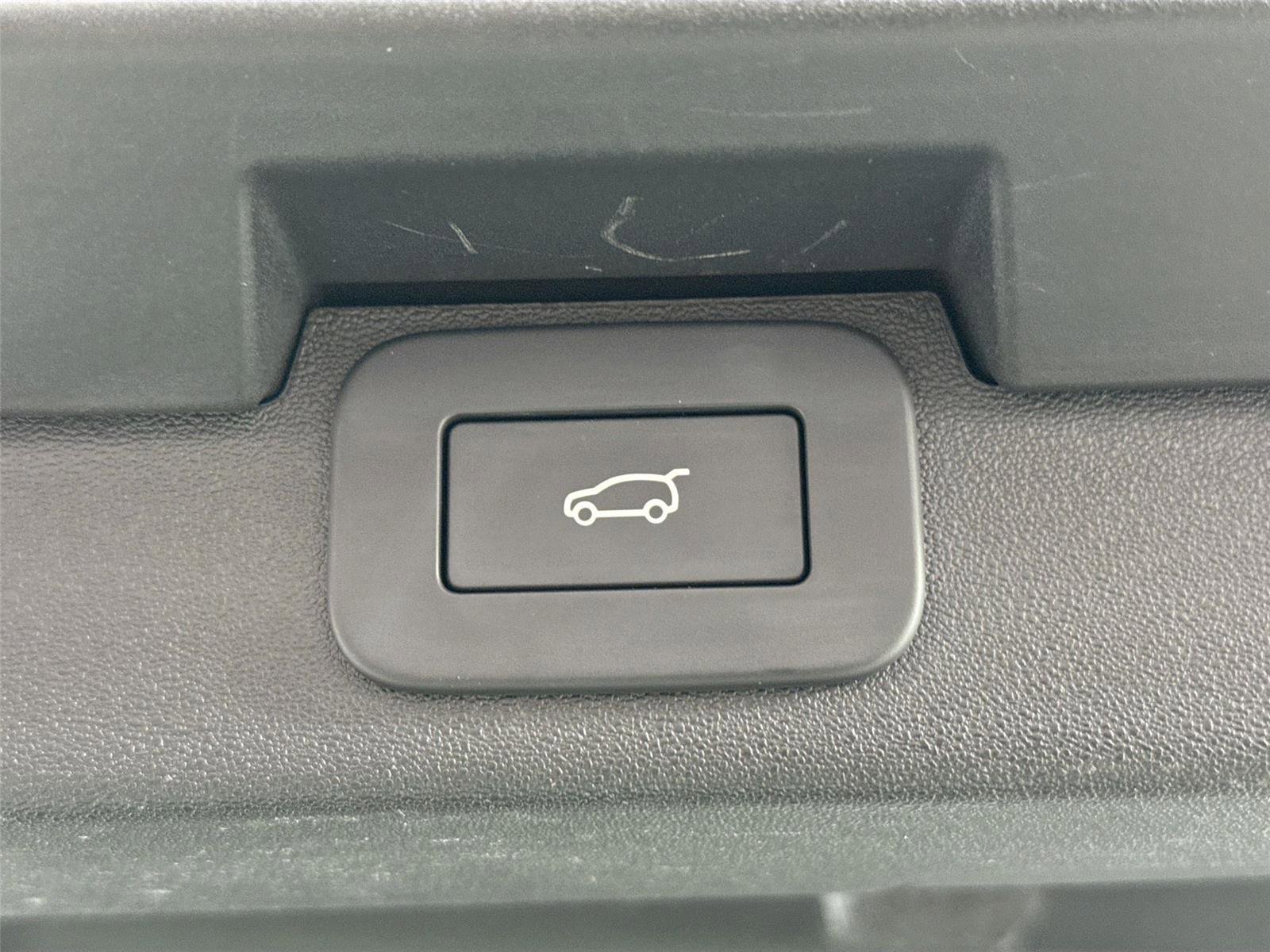 Used 2024 Land Rover Discovery S image 43