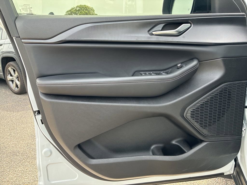 Used 2025 Jeep Grand Cherokee L Laredo w/ Luxury Tech Group I image 12