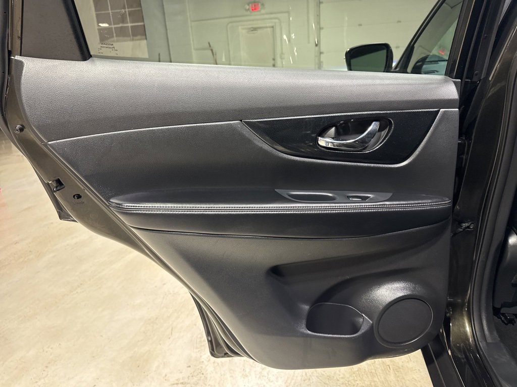 Used 2015 Nissan Rogue SL w/ SL Premium Package image 35