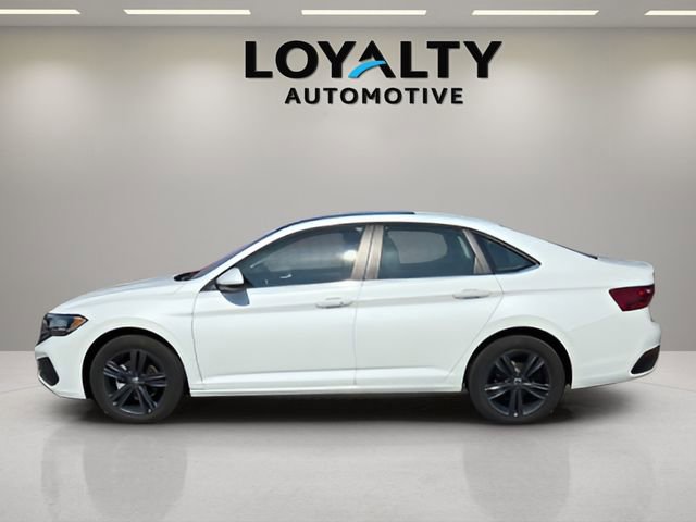Used 2024 Volkswagen Jetta SE w/ Panoramic Sunroof Package image 2
