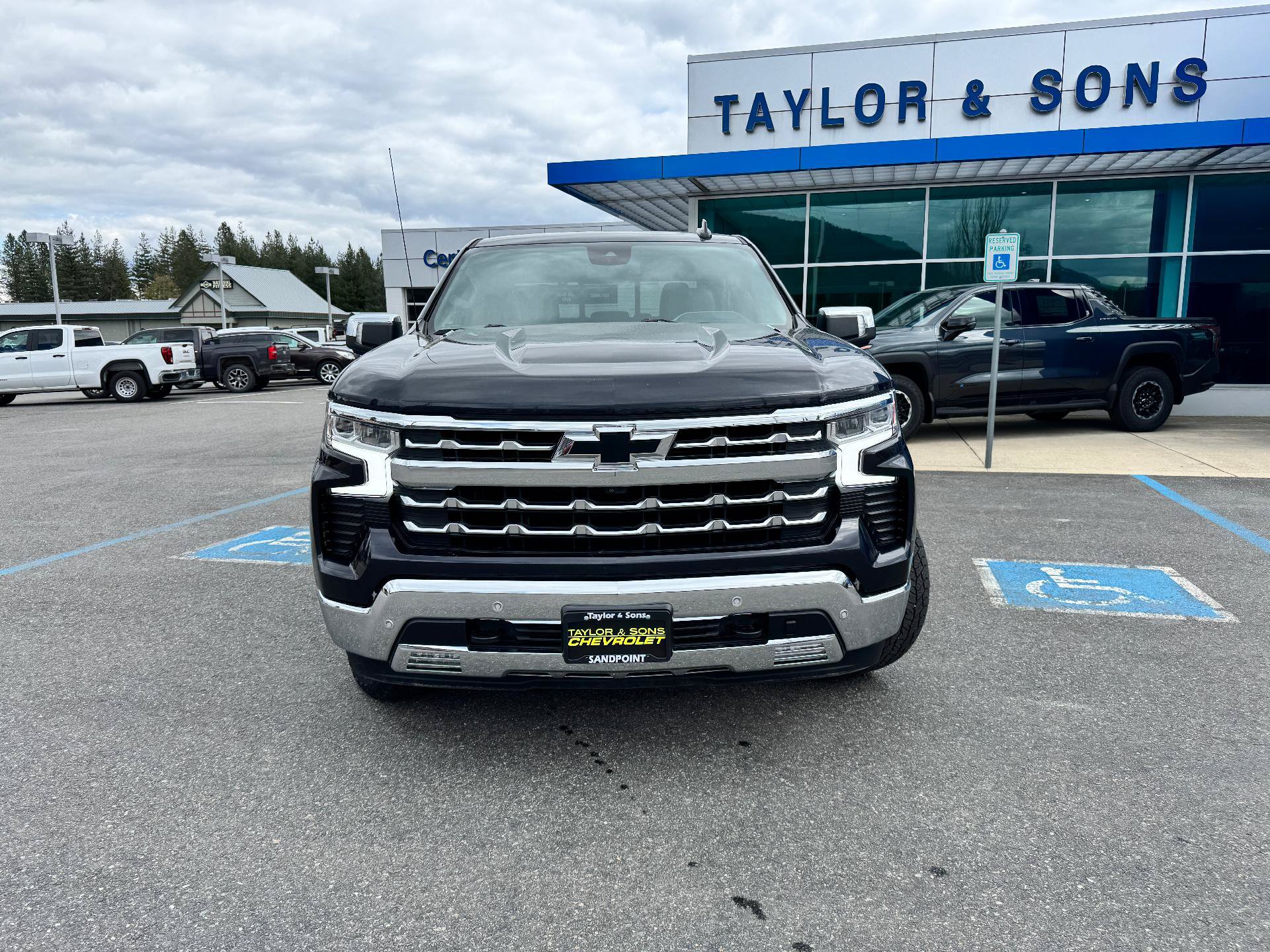 Used 2022 Chevrolet Silverado 1500 LTZ AWD/4WD image 2
