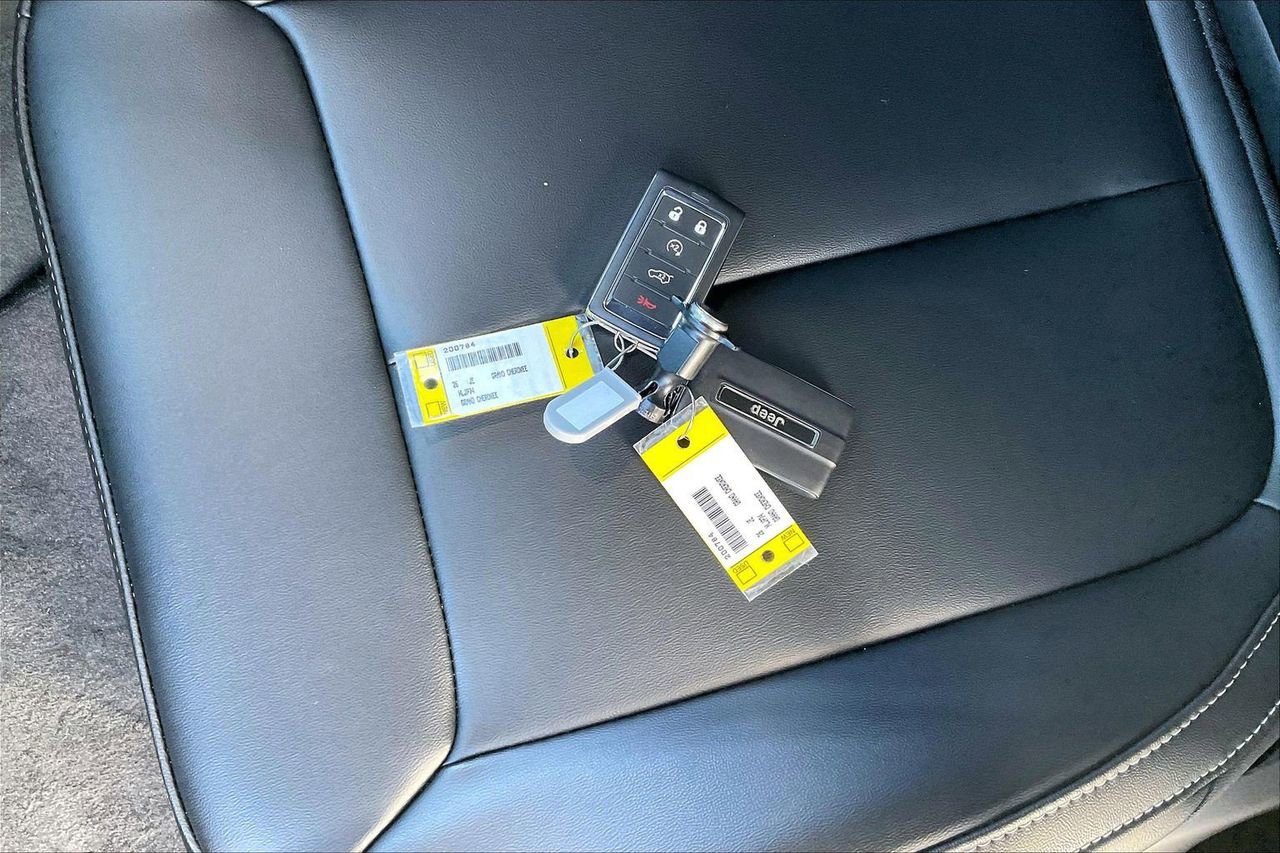 New 2026 Jeep Grand Cherokee Limited w/ Limited Altitude Package AWD/4WD image 31