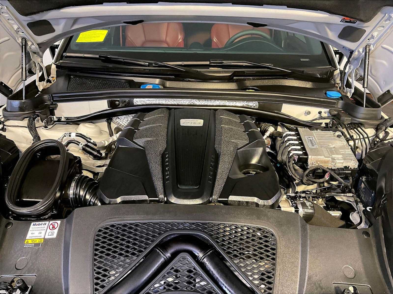 Certified 2023 Porsche Macan S AWD/4WD image 32