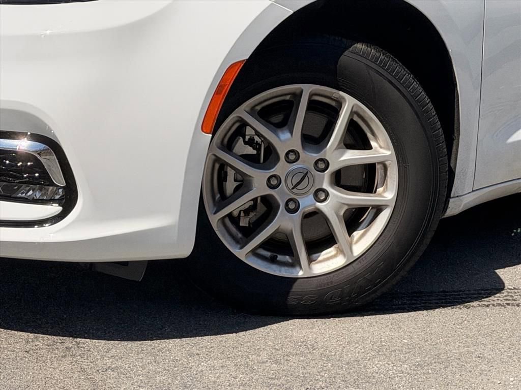 Used 2025 Chrysler Pacifica Select image 30