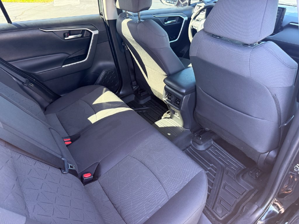 Used 2021 Toyota RAV4 XLE AWD/4WD image 16
