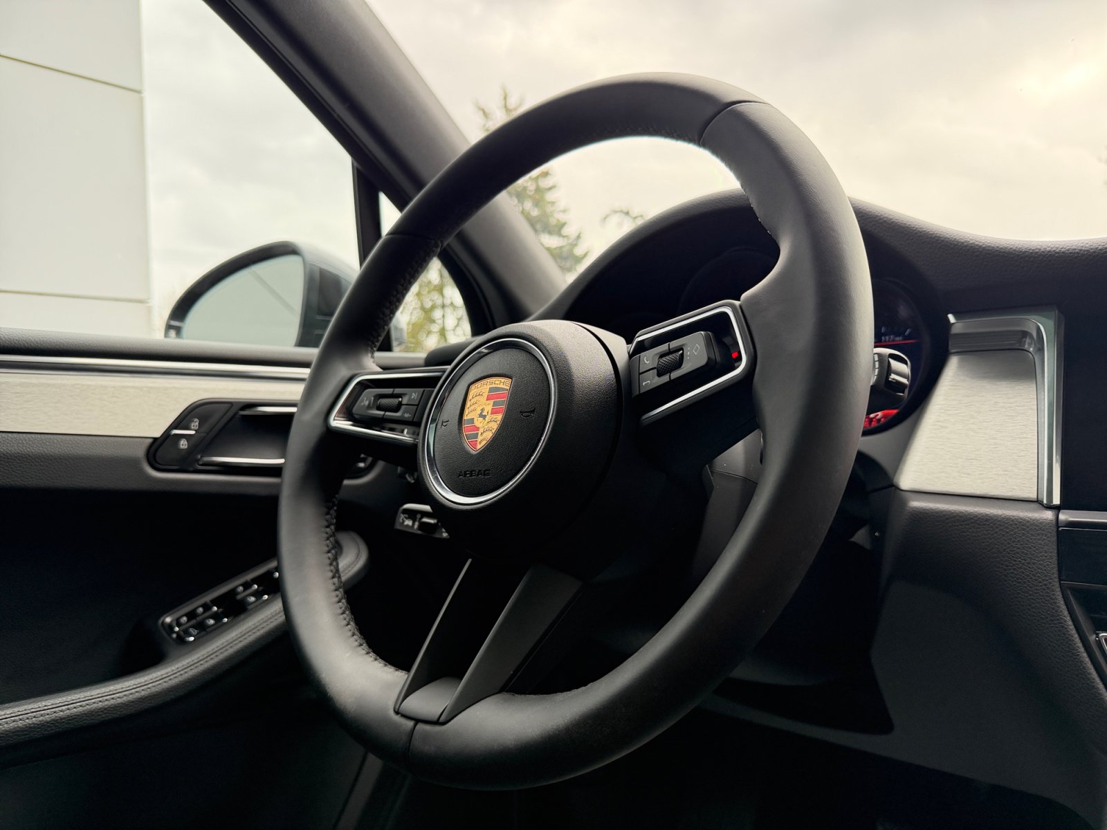 Used 2025 Porsche Macan AWD/4WD image 24
