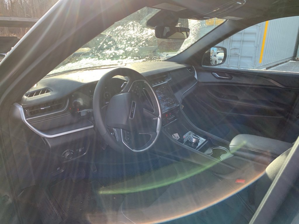 Used 2025 Jeep Grand Cherokee Laredo w/ Luxury Tech Group I image 5