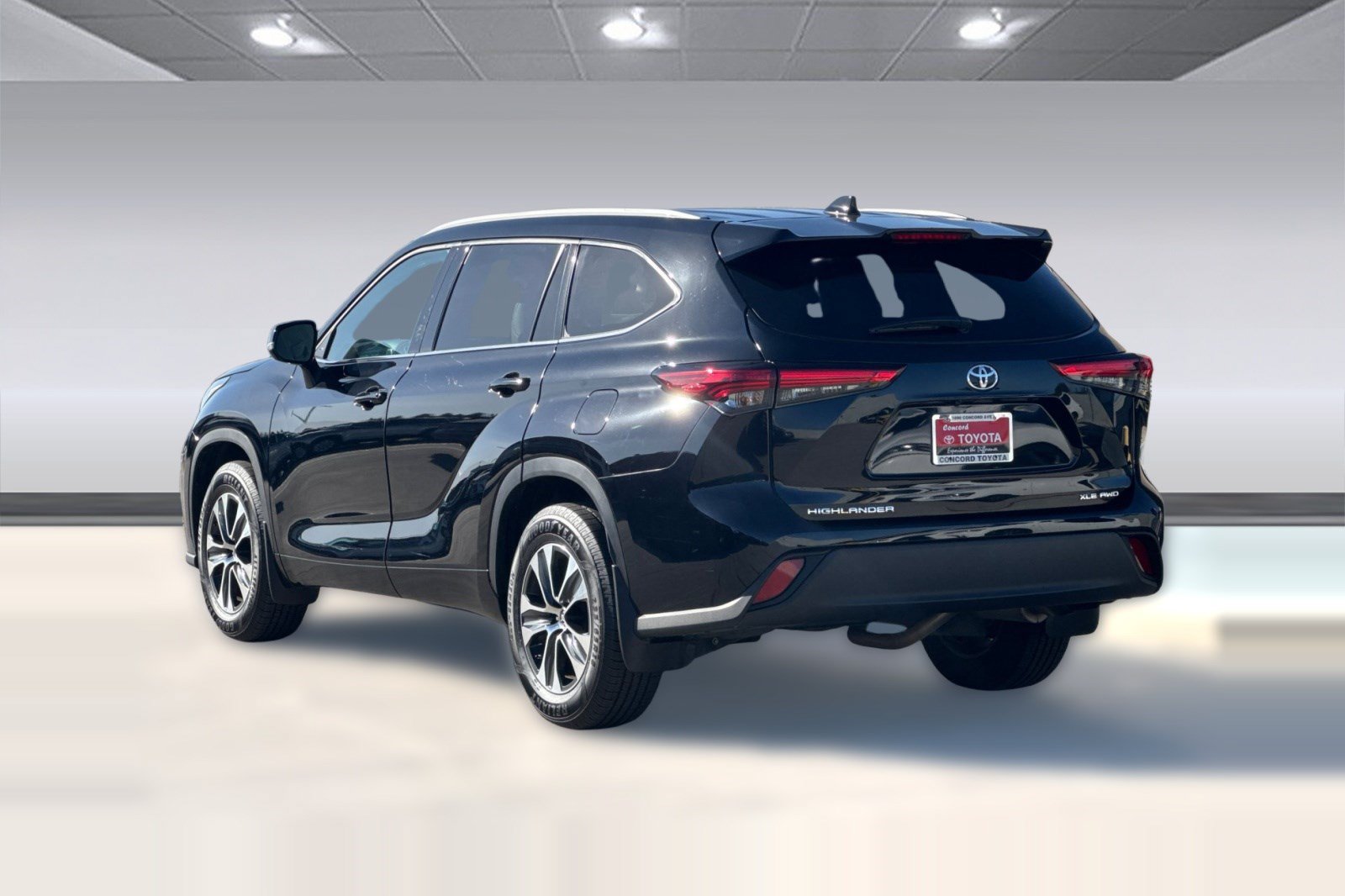 Used 2022 Toyota Highlander XLE AWD/4WD image 3