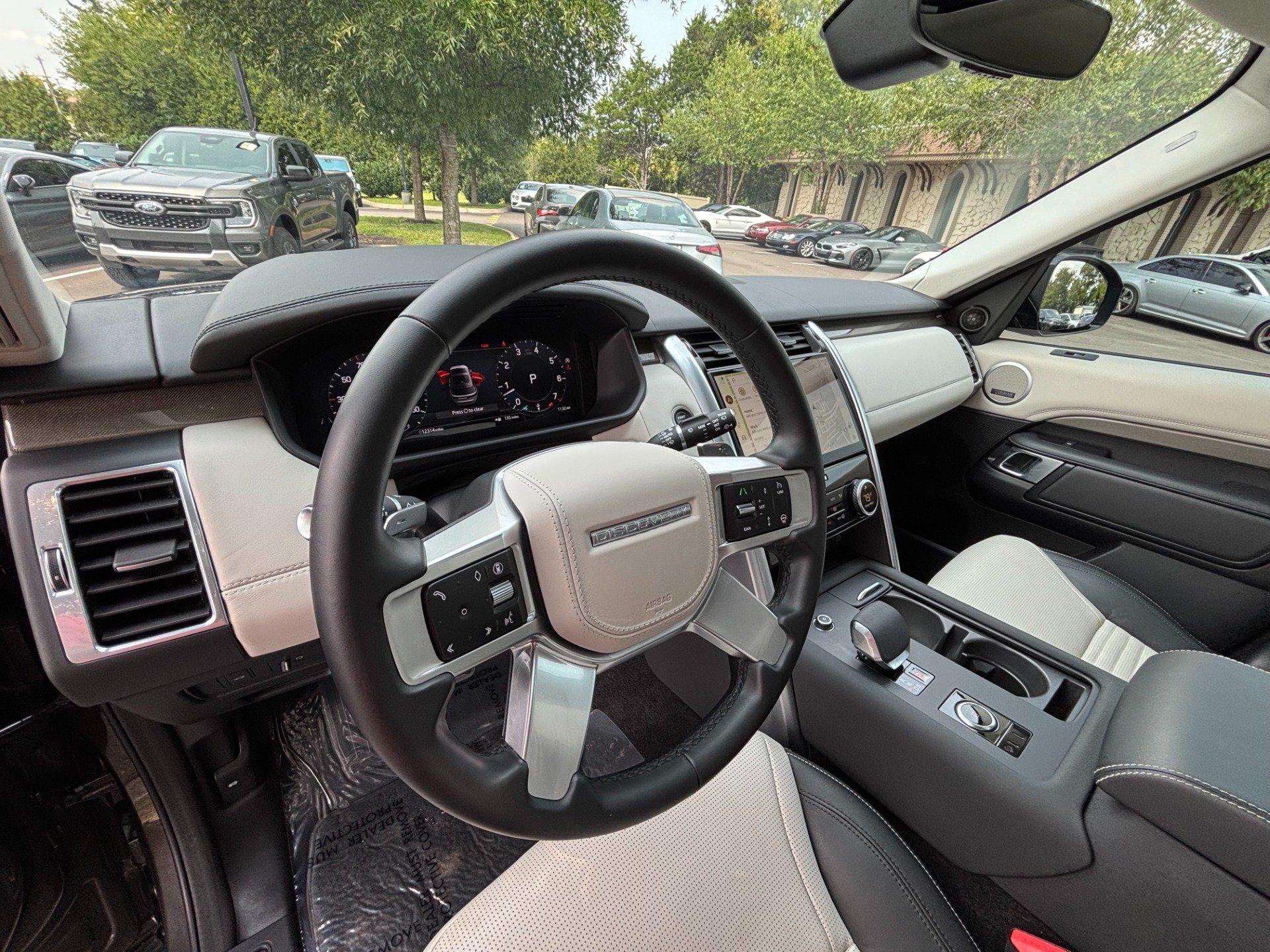 Used 2025 Land Rover Discovery Metropolitan Edition AWD/4WD image 28