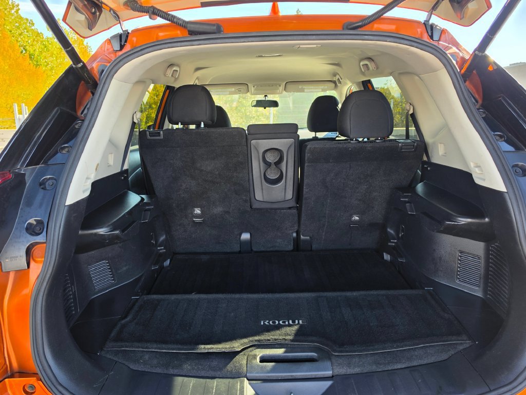 Used 2018 Nissan Rogue SV w/ Premium Package AWD/4WD image 17