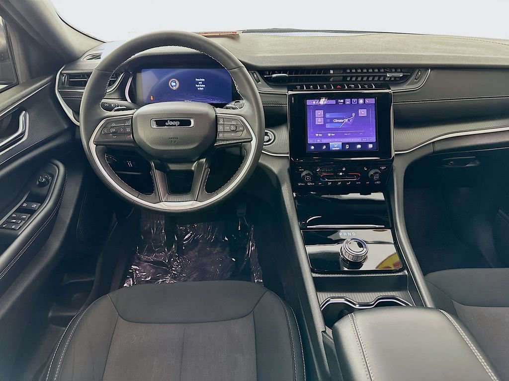 Certified 2025 Jeep Grand Cherokee Laredo w/ Luxury Tech Group I image 33