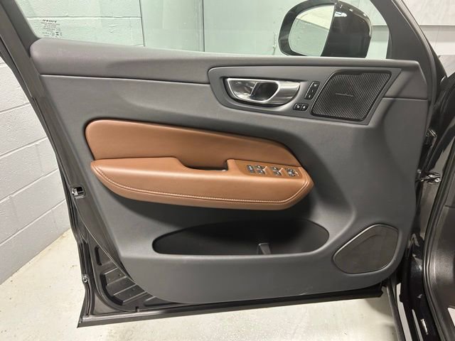 Used 2023 Volvo XC60 T8 Plus image 8
