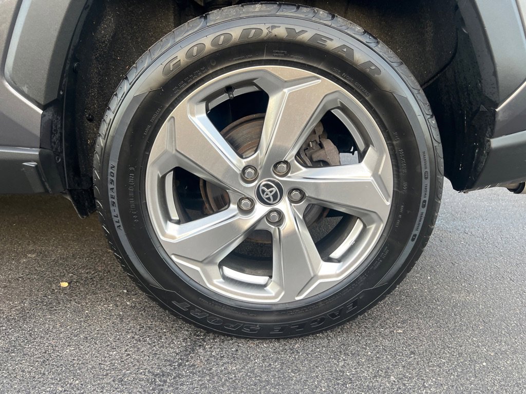 Used 2021 Toyota RAV4 XLE Premium image 38