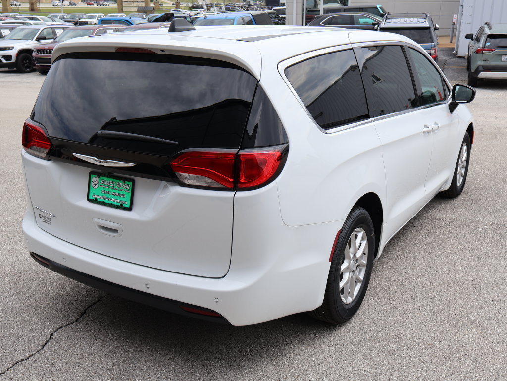 New 2027 Chrysler Pacifica LX FWD image 5