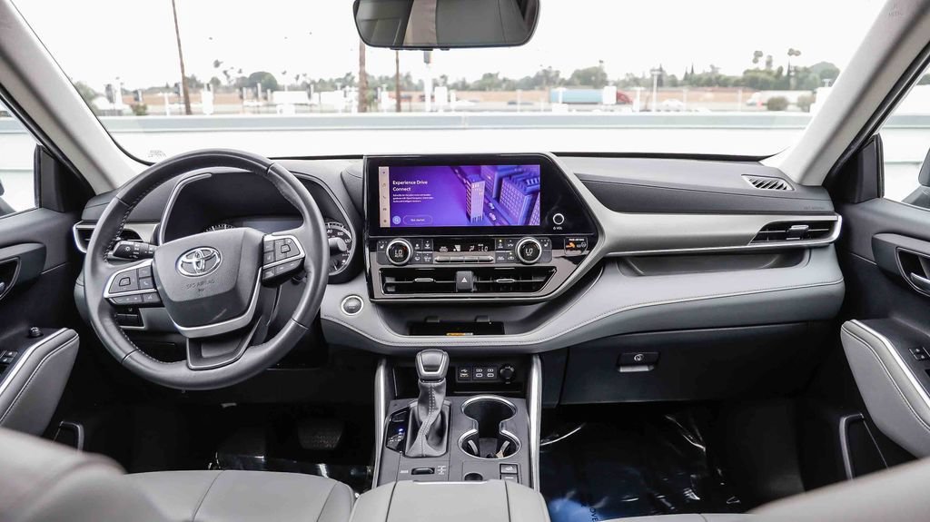 Used 2024 Toyota Highlander XLE AWD/4WD image 15