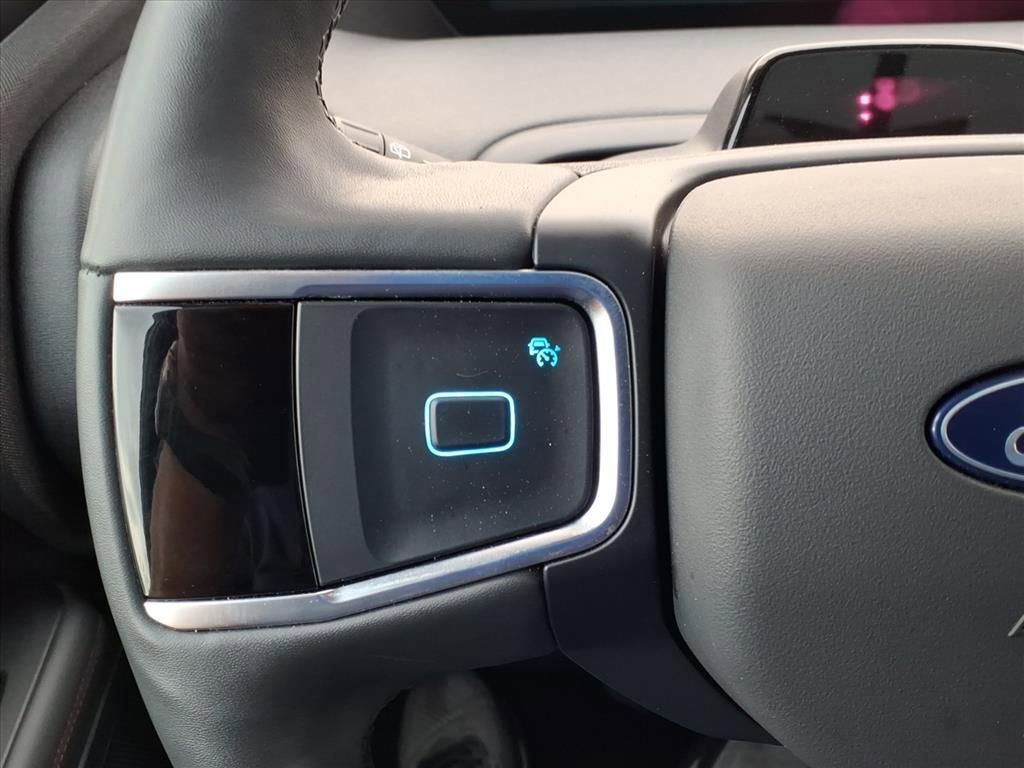 Used 2025 Ford Expedition Active image 31